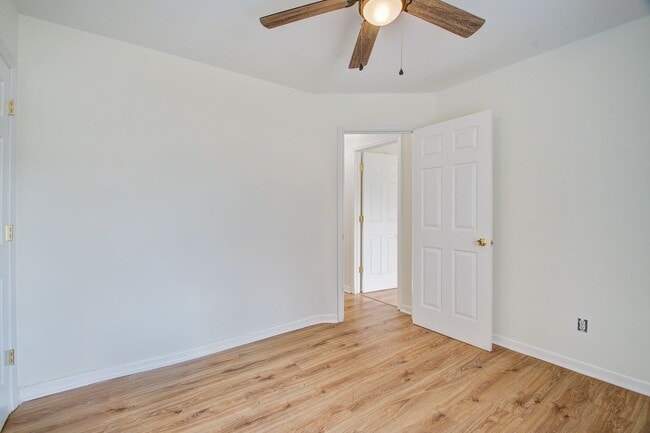 Building Photo - Castlereagh Rd.