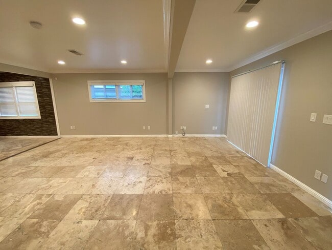 Building Photo - 4BD 2BR, Separate Backyard