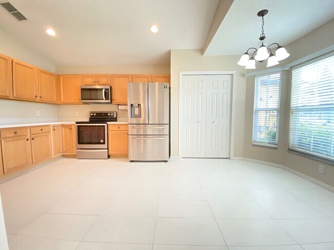 Building Photo - Beautiful Home with Water View in Waterford Lakes!