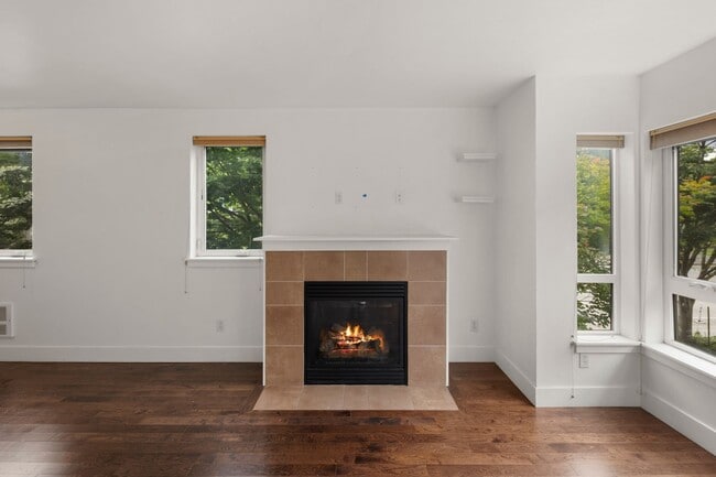 Building Photo - West Seattle - Large Bright 2 Bedroom 1.75 bath Delridge Townhouse