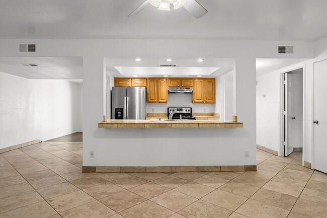 Building Photo - Prime ASU Location 5BR Home with Pool & Garage