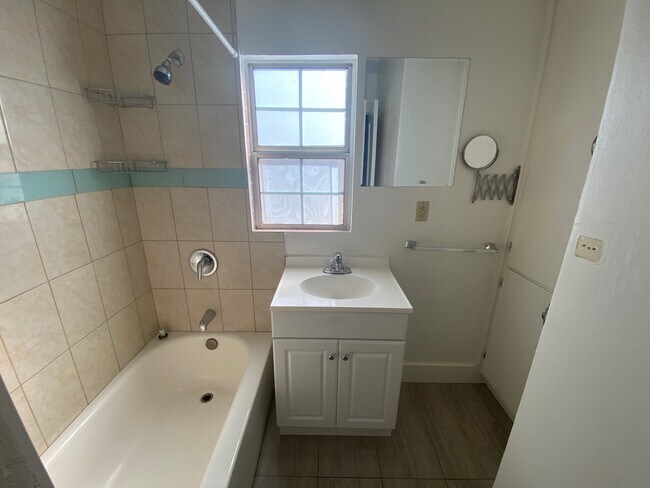 1 full bathroom - 189 S Roosevelt Ave