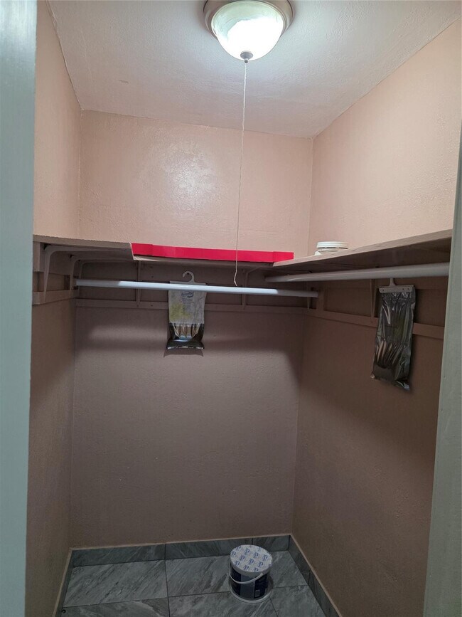 Building Photo - 4031 NE 8th Ave