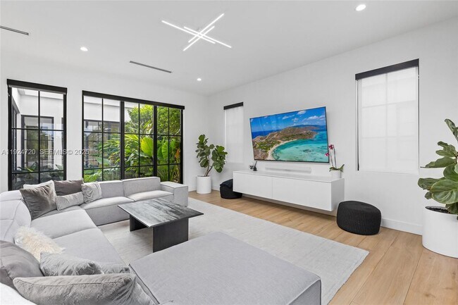 Building Photo - 895 NE 76th St