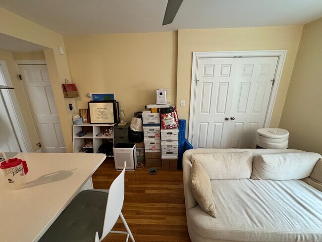 Building Photo - Cambridge one bed... SEPT 1st Move in!!!