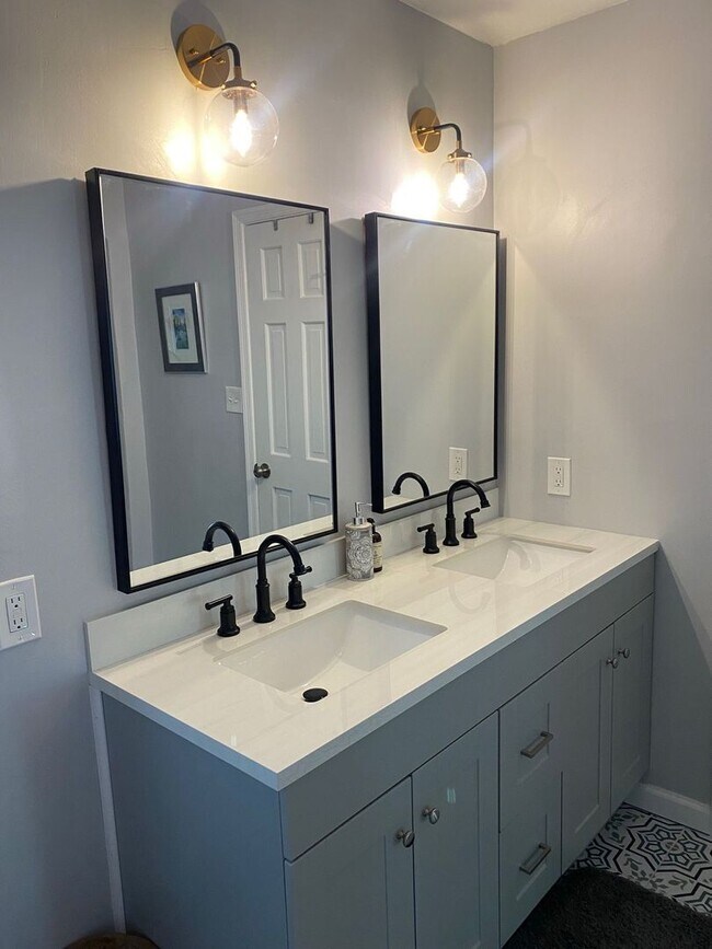 Building Photo - Beautifully 4-Bedroom Home in Desirable Vi...