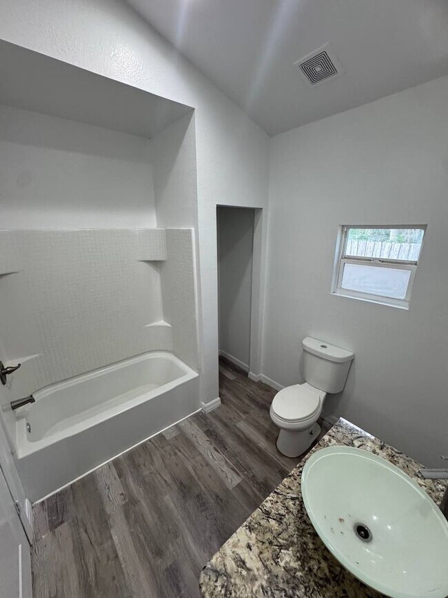 Building Photo - Spacious 3-Bedroom Home with a Charming Backyard in Lakeland, FL!