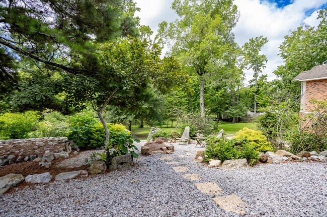 Building Photo - Historic Highland Road Beauty with Bayou V...