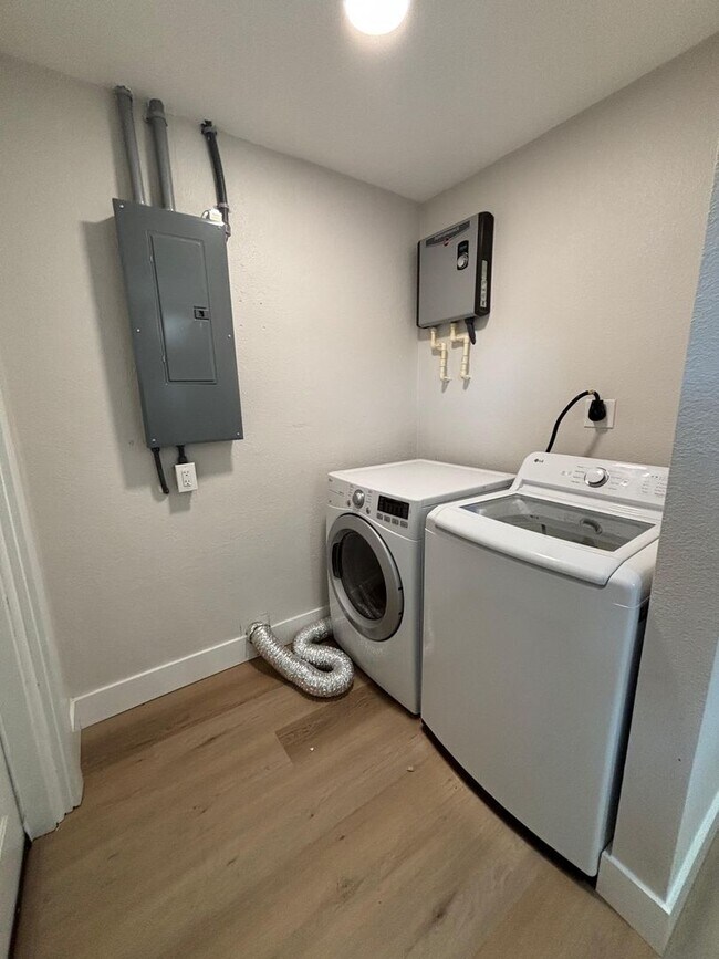 Building Photo - Fully Remodeled 3-Bedroom + Den Home for Rent in St. Petersburg, FL!