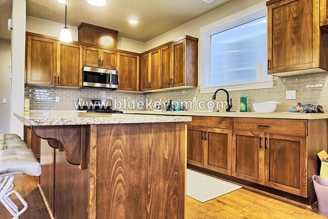Building Photo - 4 Bed  3 Bath Home in Bethany Across From ...