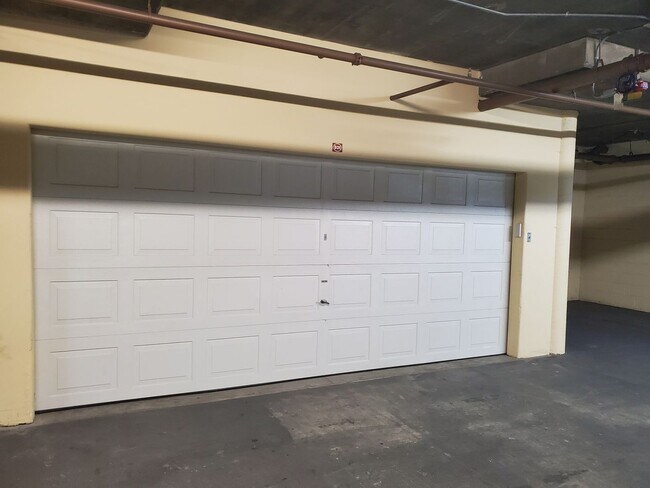 Building Photo - Gorgeous 3rd floor Corner Unit 3Bed/2Bath in Oceanside