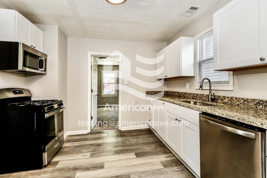 Building Photo - 939 W Florence Ave