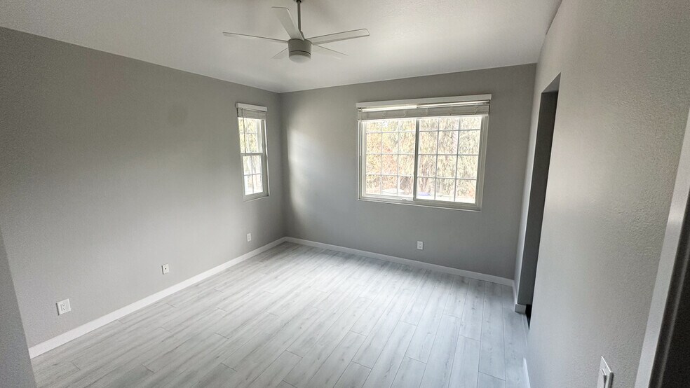 Building Photo - 608 Silver Berry Pl