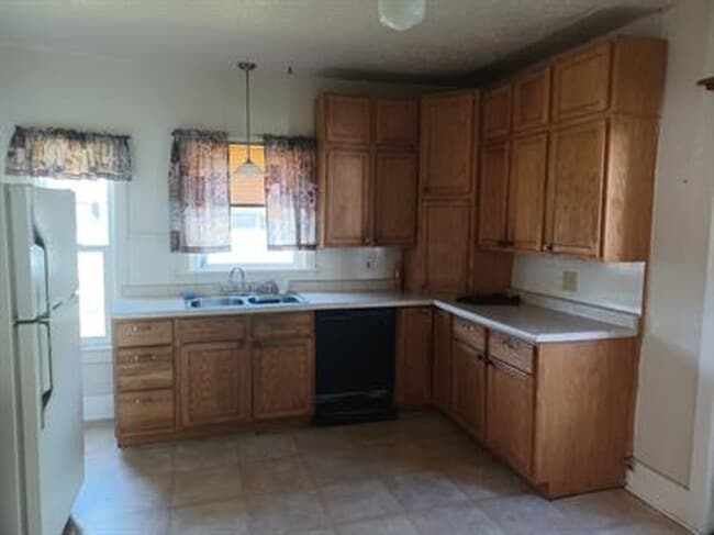 Building Photo - House Available for Rent