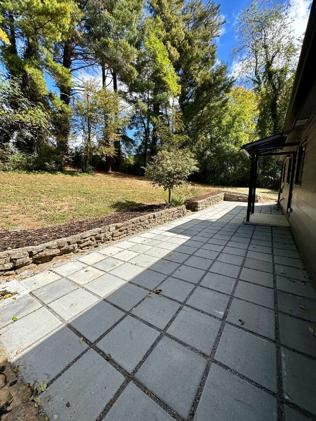 Building Photo - "Charming 2-Bed Gem with Granite Elegance ...