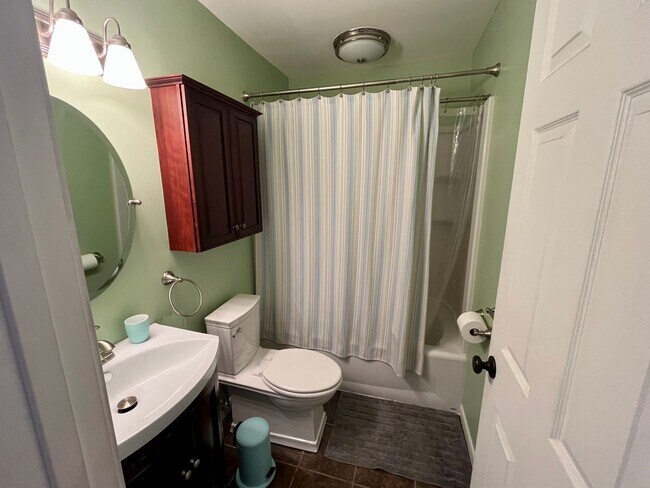 Building Photo - 3622 Lakeshore Dr