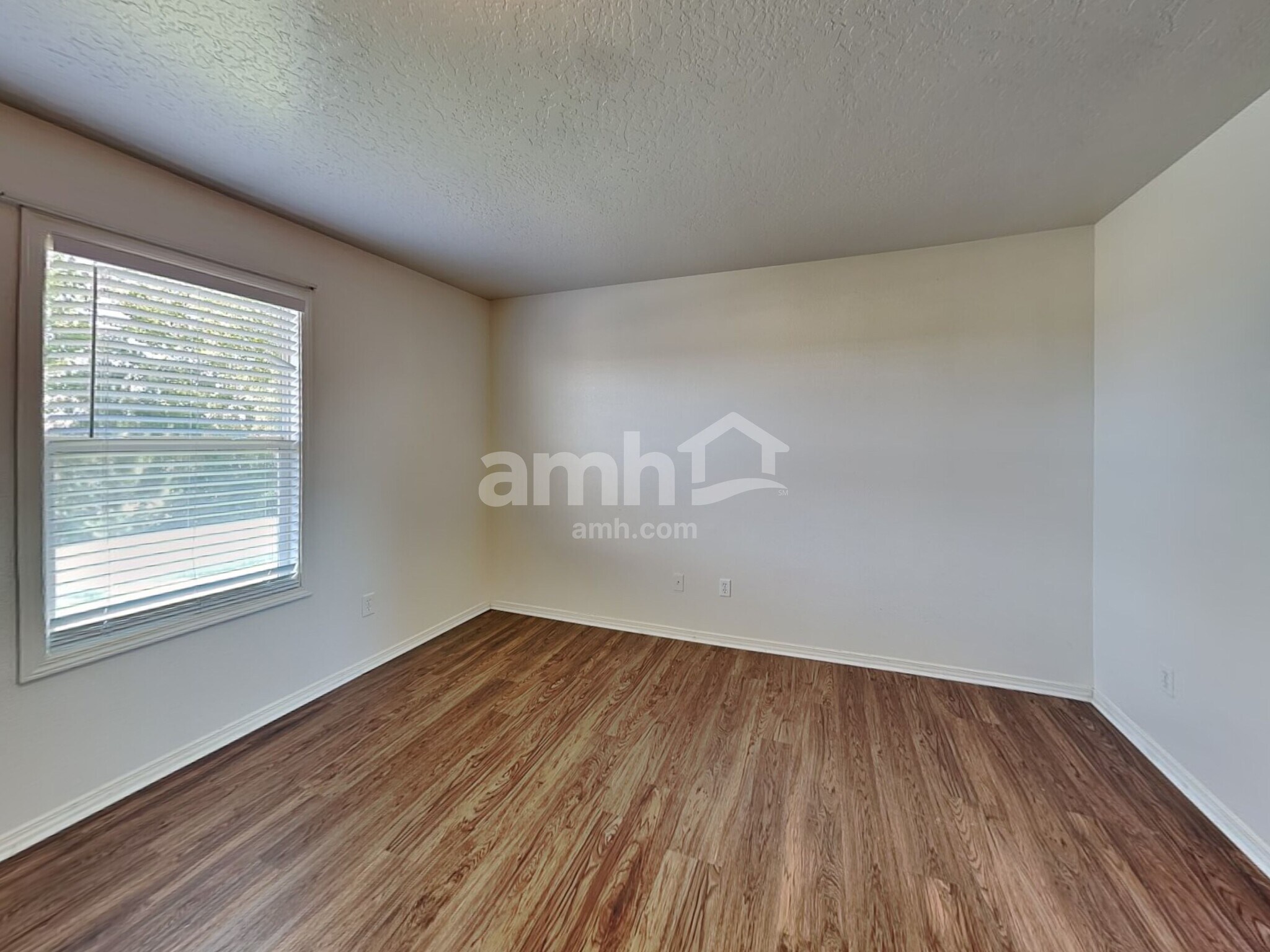 Building Photo - 1285 N Meadowhills Ave