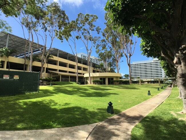 Building Photo - $2600, 2BR/2BA Salt Lake (Honolulu) -with A/C, 1 assigned parking