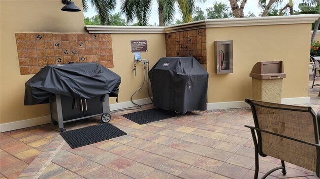 Building Photo - 1064 N Tamiami Trl