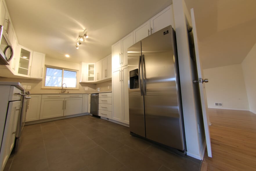 Custom Kitchen Upgraded appliances - 3249 Salem St