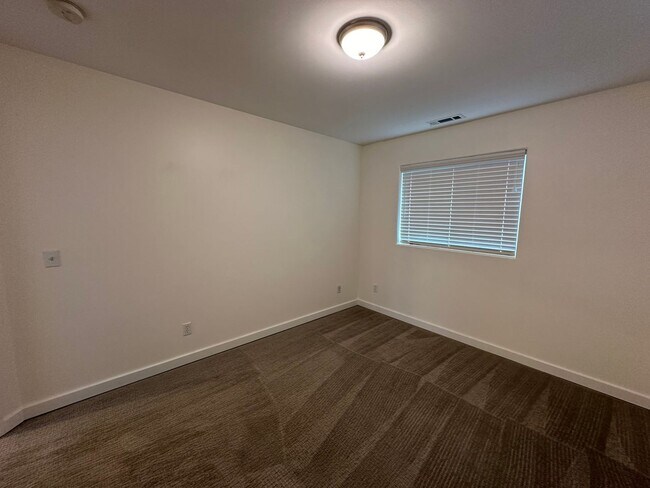 Building Photo - Application Pending - 3 Bedroom Townhouse For Rent In Hood River