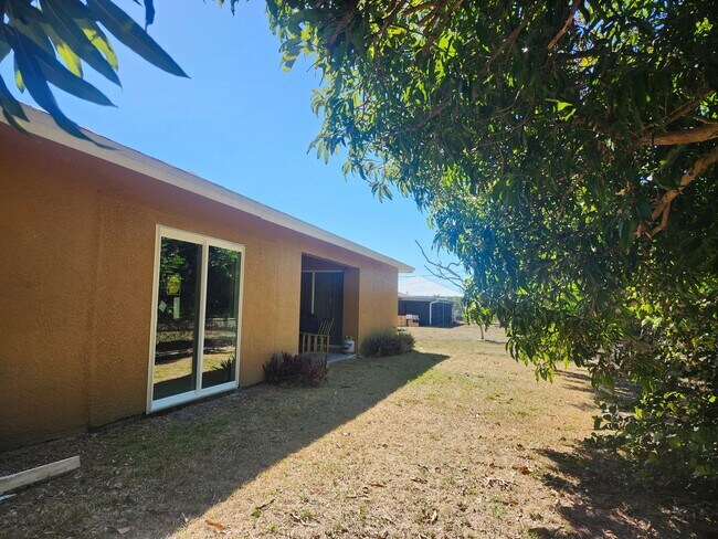 Building Photo - CUTE 2 Bedroom 2 Bath duplex