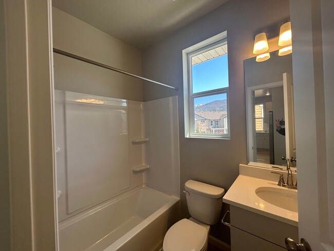 Building Photo - 3 Bedroom 3 Bathroom Home in Farmington Utah!