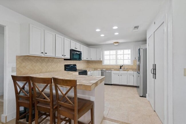 Building Photo - 670 Woodland Acres Dr