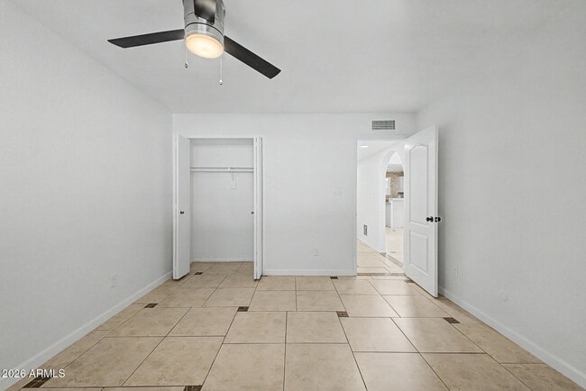 Building Photo - 2225 E Catalina Dr