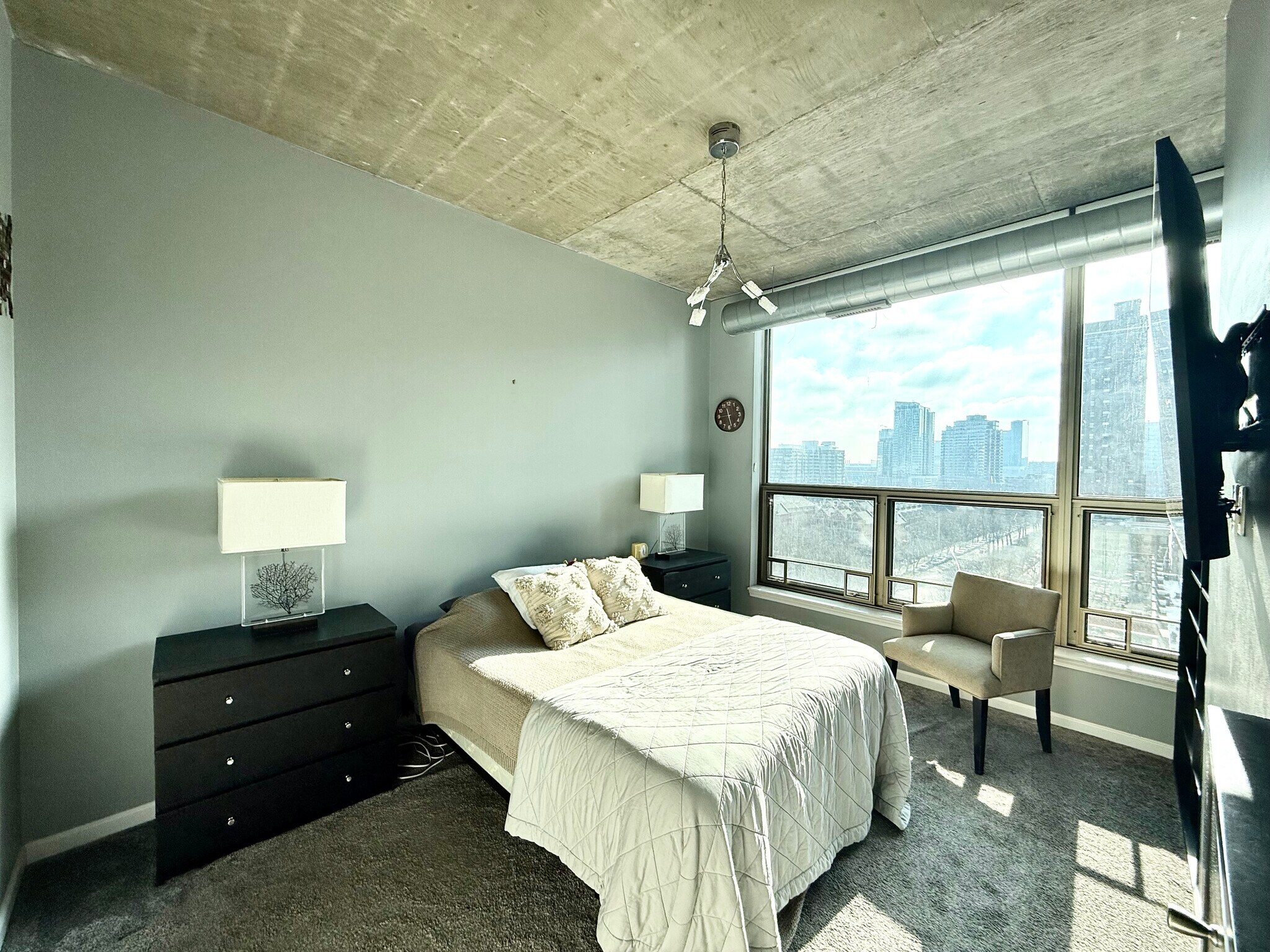 Building Photo - 125 E 13th St