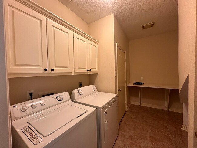 Building Photo - 5819 Brook Bend Dr