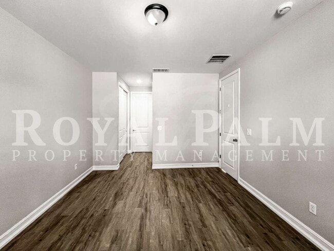 Building Photo - Big on Space, Smart on Layout — 3 bedroom 2.5 bath corner END UNIT pet-friendly townhouse!