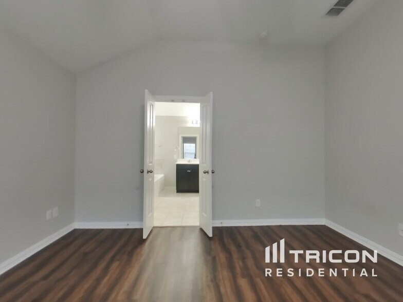 Building Photo - 560 Bromeliad Dr