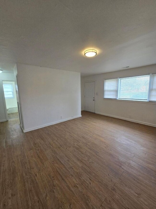 Building Photo - Two Bedroom Duplex located on the Eastside Near Arlington  and 21st Street !