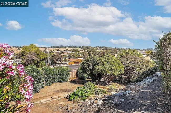 Building Photo - 3592 Hillcrest Rd