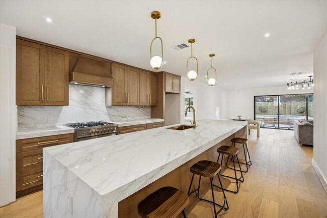 Building Photo - 1611 Ridgehaven Dr