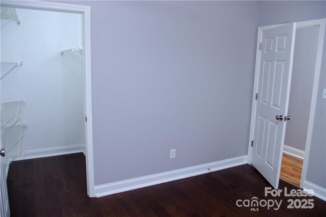 Building Photo - 917 Shearer St