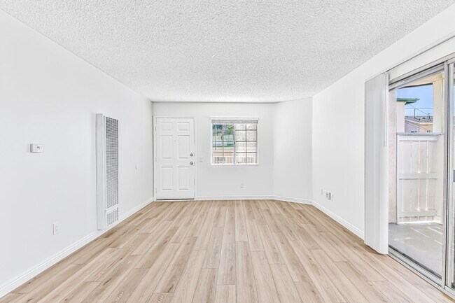 Interior Photo - 1075 Loma Ave