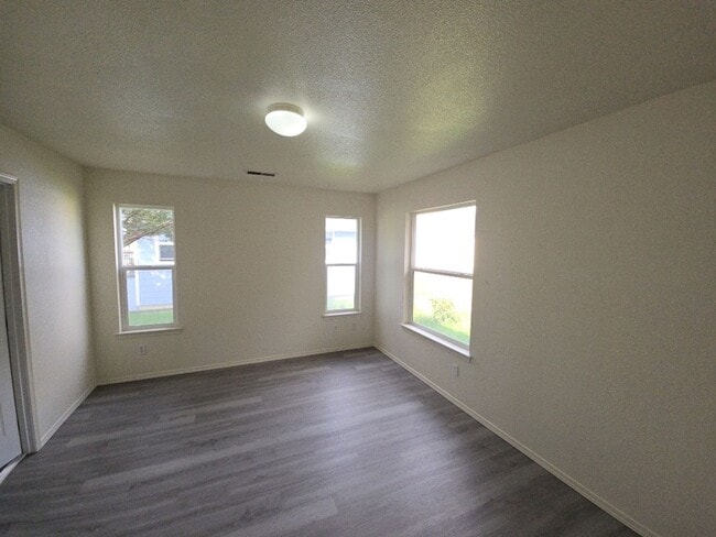 Building Photo - 3BD/2BA Arcata home!