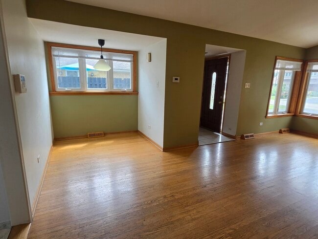 Building Photo - 8418 W Crain St