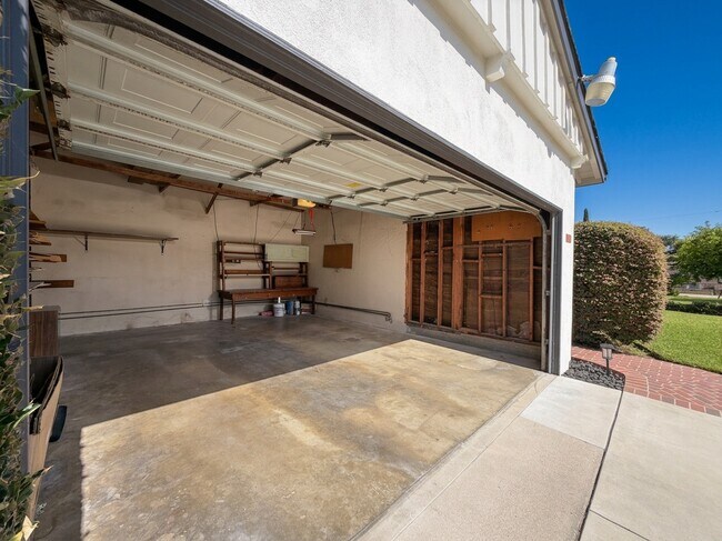 Building Photo - 962 N Calmgrove Ave