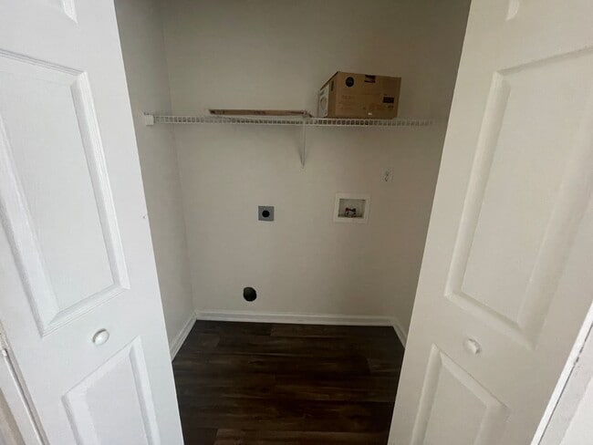 Building Photo - 3 bedroom home available in Oak Pointe sub...