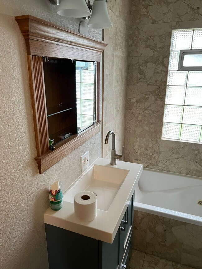 Bathroom - 1224 E Howard Ave