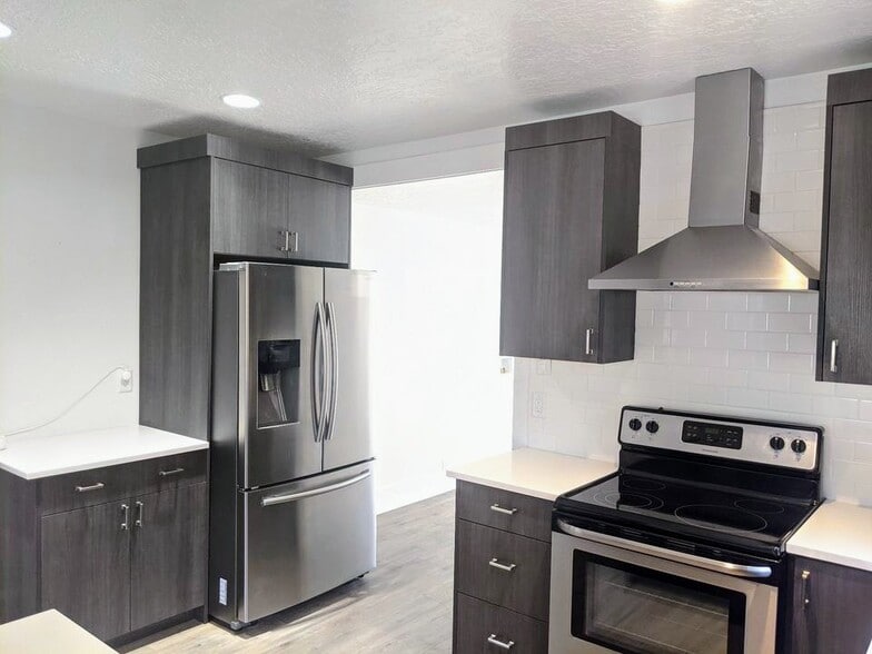 Kitchen - 2689 Highland Dr