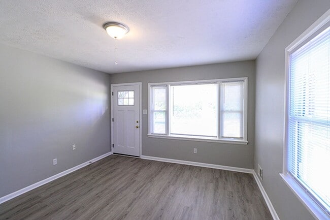 Building Photo - 3 bedroom 1 bath in Valley Station!