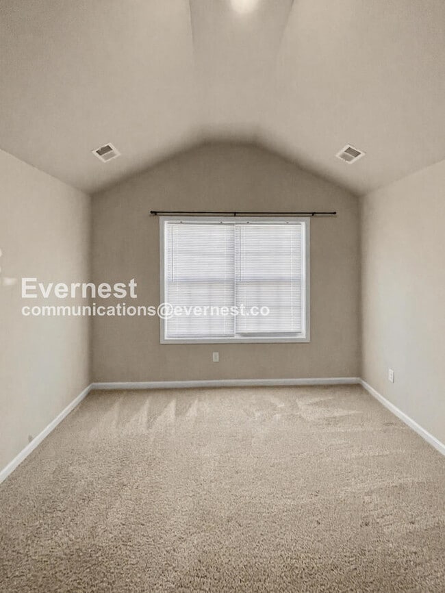 Building Photo - 3 Bed/2.5 Bath Townhome with Garage / Pet-Friendly / Available Now!