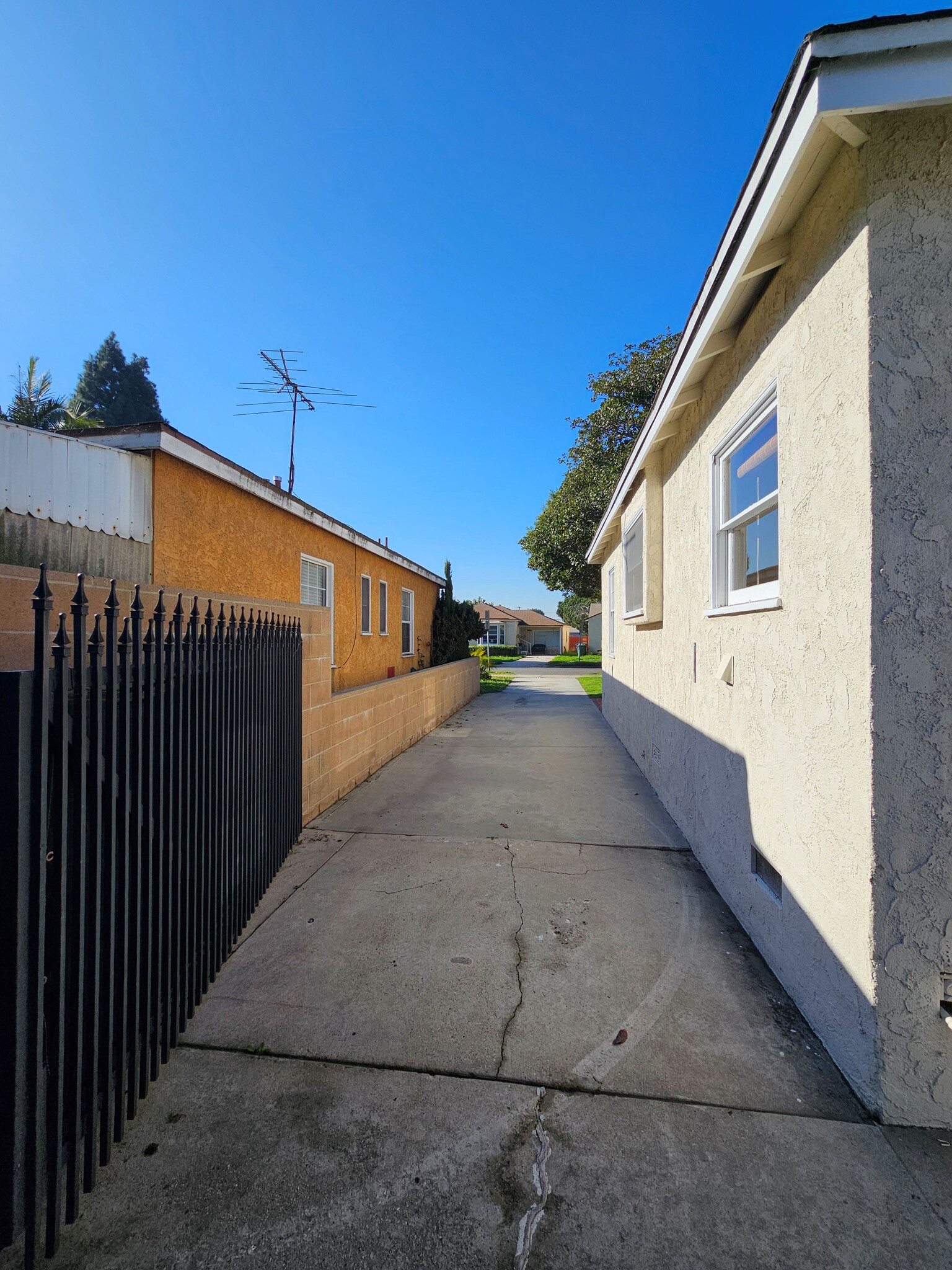 Building Photo - 3942 Redwood Ave