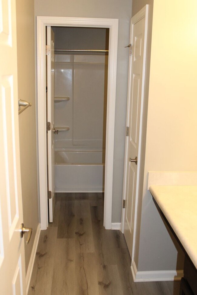 Building Photo - Spacious 5 Bedroom Home in Avon.