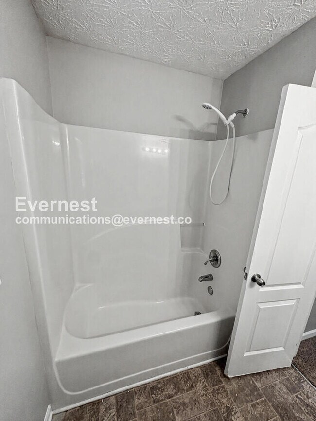 Building Photo - Limited Time Special Offer / 5 Bed, 4 Bath Home with Garage / Pet-Friendly / Vouchers Accepted / ...