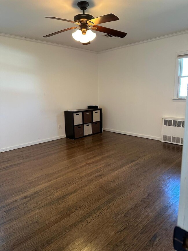 Building Photo - 310 S Oyster Bay Rd